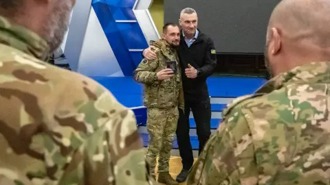 Кличко вручил награды защитникам ко Дню ВСУ и рассказал о помощи от города: 12 млрд грн бригадам, более 57 000 БпЛА