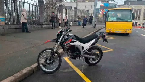 Мотоцикл, запаркованный на остановке общественного транспорта. Фото: facebook/sergeydubenko