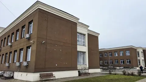 Окна школы Unique School в Чайках затянуты пленкой, фасад поврежден, но обучение детей возобновили уже через трое суток