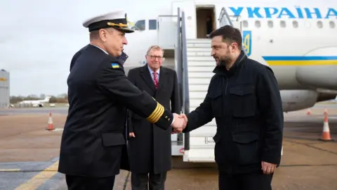 Владимир Зеленский во время перелета в Великобританию во время перелета в Великобританию. Фото: ОП