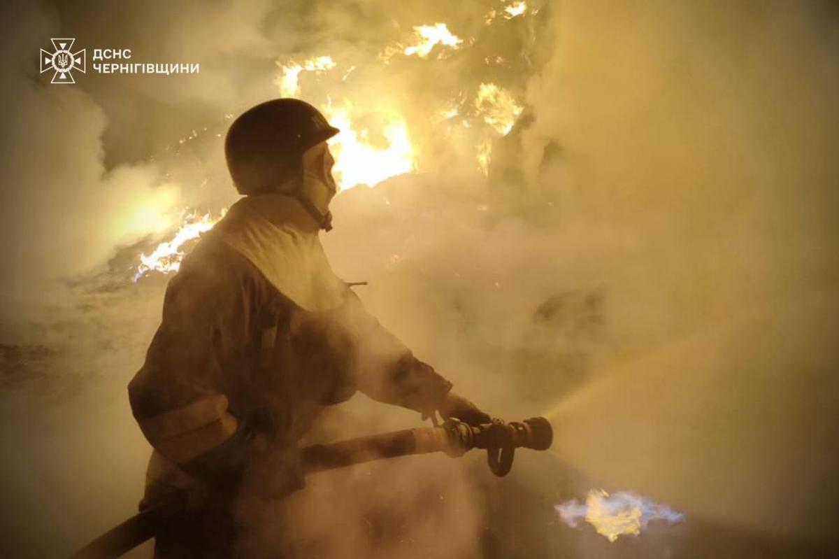 Пожежа на Чернігівщині після атаки росіян. Фото: ДСНС