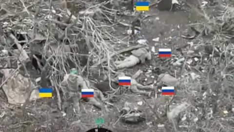 Украинские военные берут в плен россиян. Скриншот видео