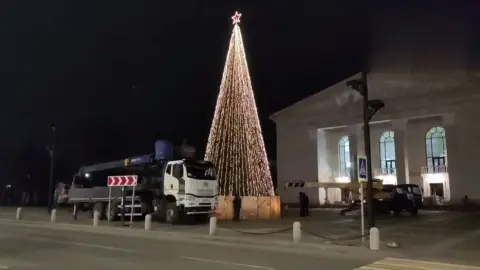 Новогодняя елка в Мариуполе. Фото: скриншот видео