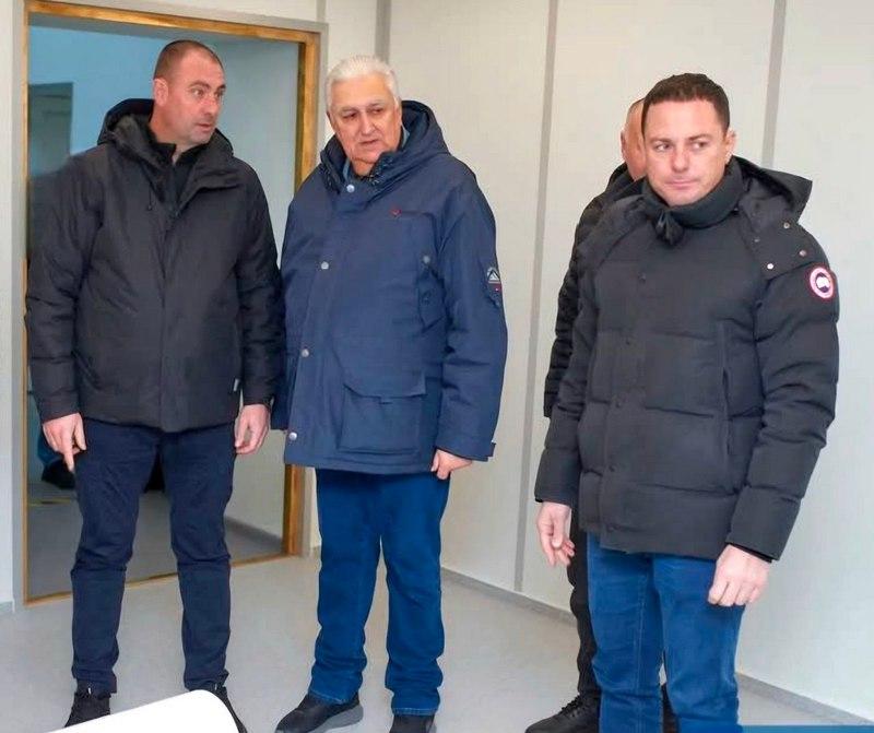 Сверхсовременный томограф мощностью 1,5 Тесла соответствует ведущим международным стандартам, сказал мэр Белоусов (справа). Фото: fakty