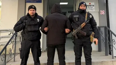На Львовщине задержали мужчину, который атаковал военного ТЦК. Фото: Нацполиция