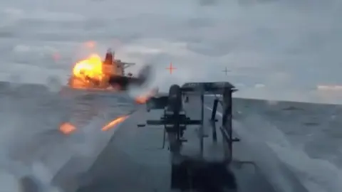 Морские дроны атакуют танкер в Черном море. Фото: скриншот видео.