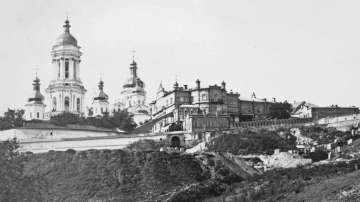 Вид на Києво-Печерську лавру і лаврську друкарню (зліва) – 1880-ті роки