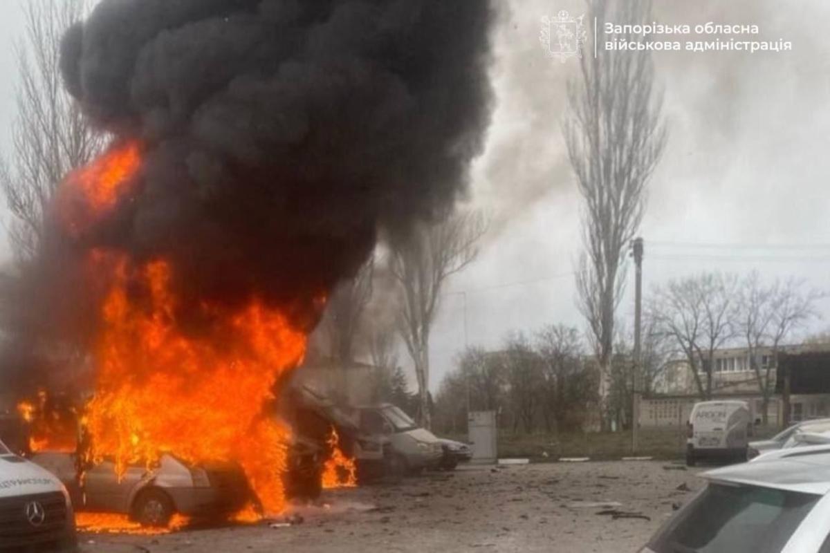В другом районе города горят машины из-за обстрела РФ. Фото: Запорожская ОВА
