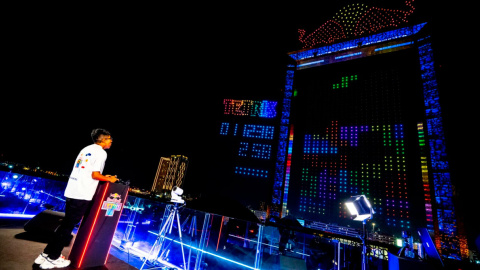 У Дубаї провели найбільшу в історії гру в Tetris за участю понад 2 тисяч дронів. Фото: VGC