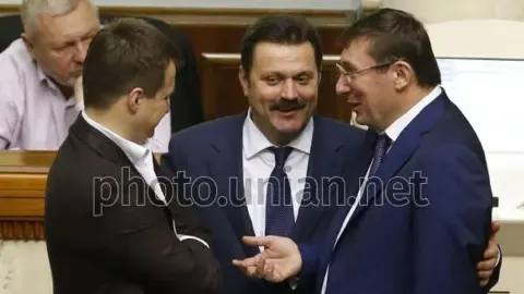 Андрій Деркач (у центрі) та Юрій Луценко (справа) у сесійній залі Верховної Ради, 2016 рік. Фото: УНІАН