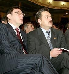 Друзі Луценко і Деркач на з'їзді Соціалістичної партії України у грудні 2005 року. Фото: Українська правда