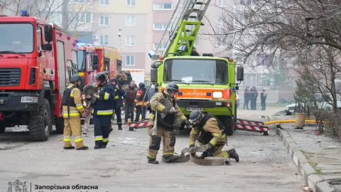 Спасатели возле дома в Запорожье, который пострадал от российского удара. Фото: Запорожская ОГА