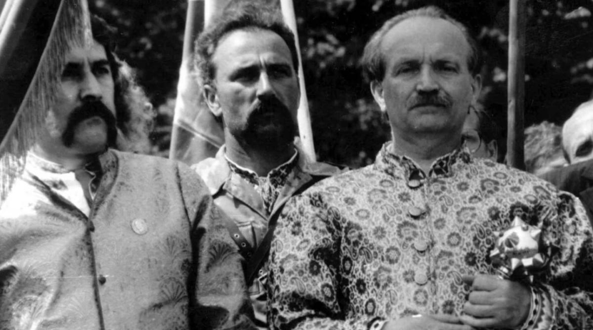 В'ячеслав Чорновіл з гетьманською булавою. Фото: Архів УНІАН