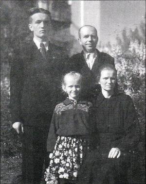 В'ячеслав Чорновіл з батьками та сестрою Валентиною. Фото: wikipedia