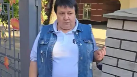 Директор, которая не пускала детей в лицей в шортах. Скриншот видео