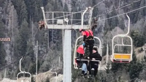Спасение людей. Фото: ГСЧС