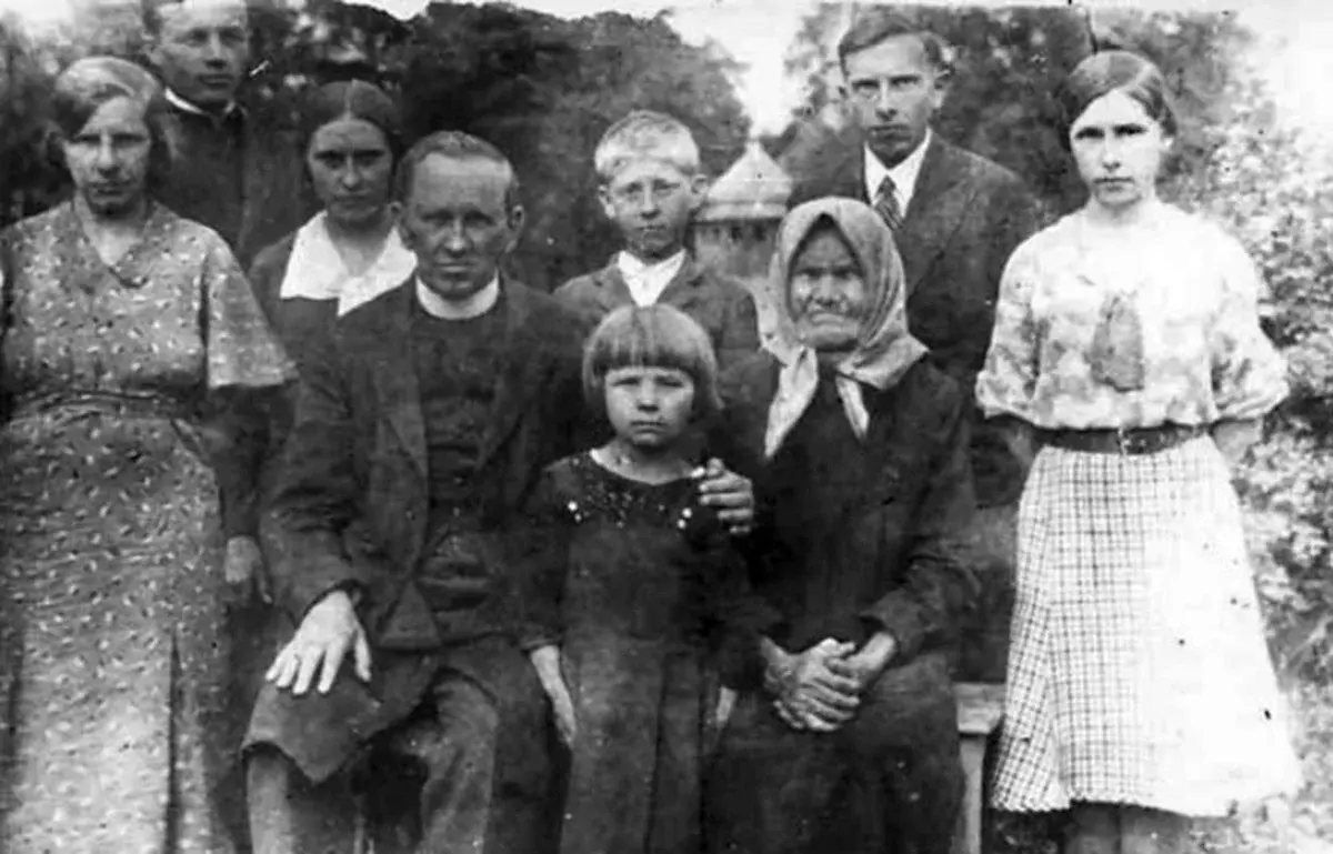 Родина Бандер. 24-річний Степан Бандера зі своєю родиною у селі Воля Задеревацька