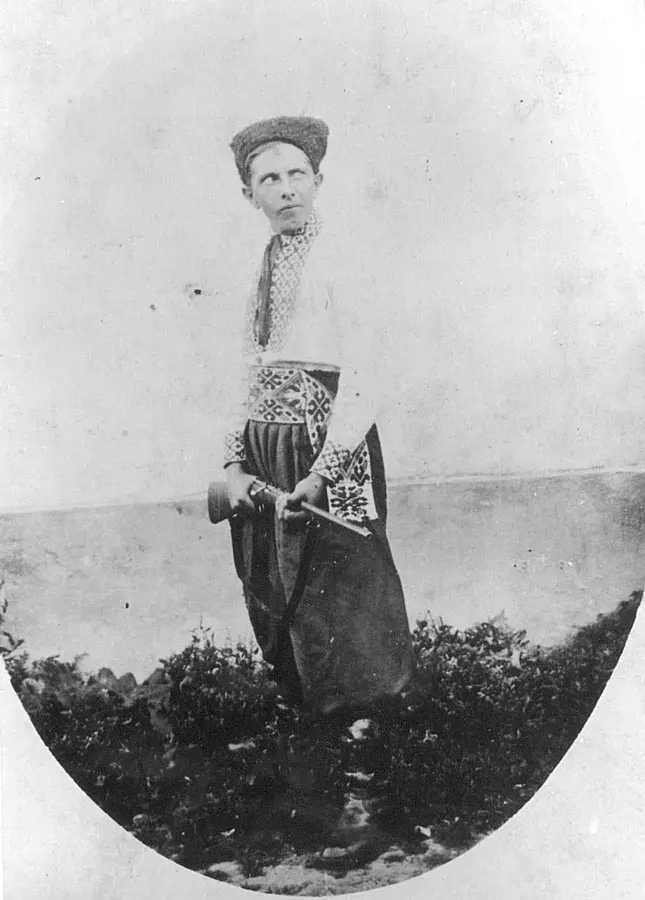 Степан Бандера у козацькому одязі. Фото з кінця 1920-х