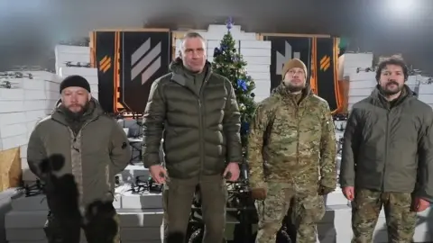 Виталий Кличко отпраздновал Новый год с бойцами на фронте