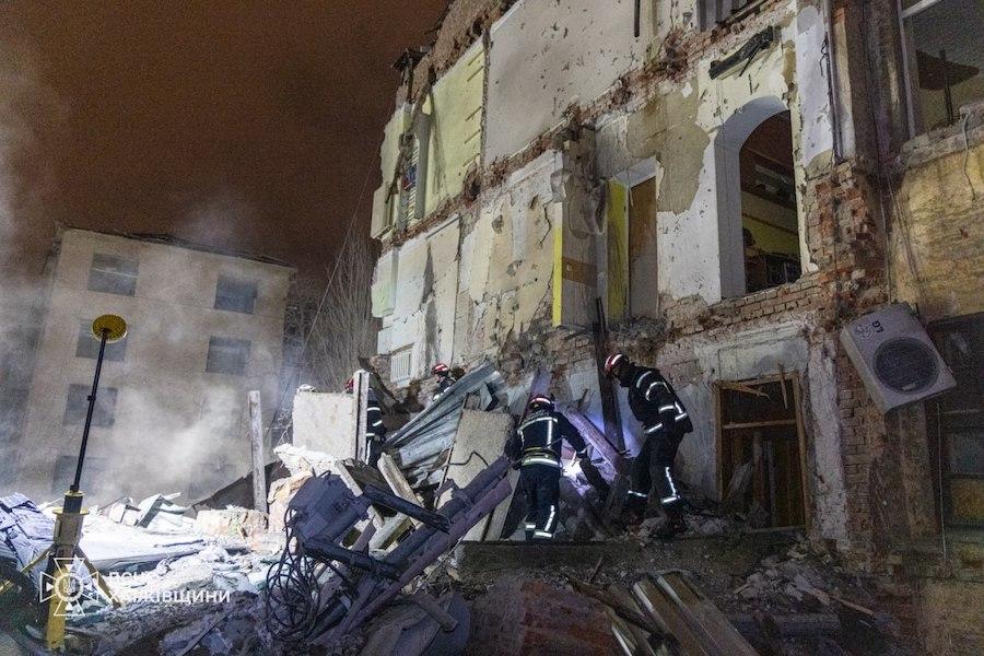Спасатели на месте ракетного удара оккупантов. Фото: ГСЧС Украины.
