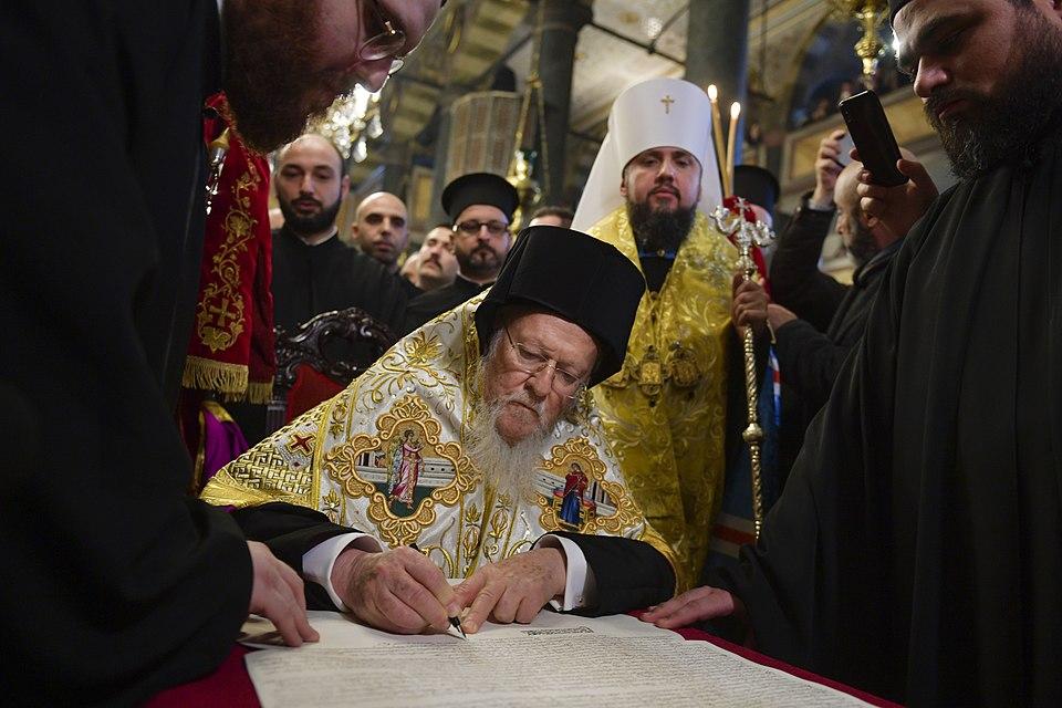 Вселенський Патріарх Варфоломій I підписує томос про автокефалію Православної церкви в Україні. Фото: Вікіпедія