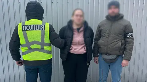 Задержанная девушка. Фото: Нацполиция