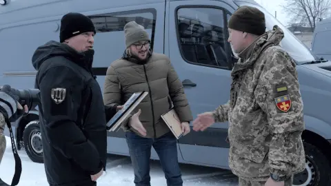 "Украинская команда" передала машину скорой помощи 143 ОМБр
