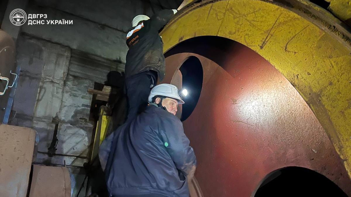 Evacuation of miners after the shelling. Photo: SES