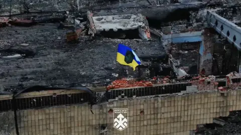 Флаг Украины на здании горсовета Купянска. Фото: скриншот видео.