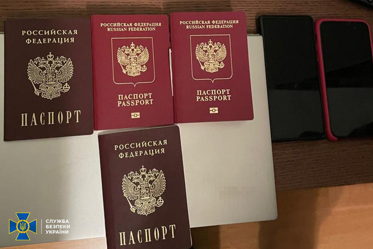 Российские паспорта и смартфоны злоумышленницы. Фото: СБУ