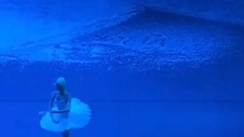 Надпись на сцене. Скриншот видео