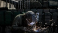 An employee of the defense industry at work in a workshop. Photo: MINISTRY OF DEFENSE.