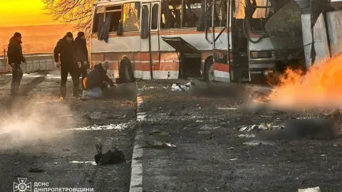 Атака россиян на рабочий автобус на Днепропетровщине. Фото: ГСЧС