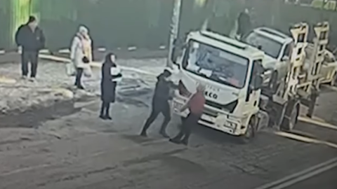 У центрі Києва водій побив евакуаторника. Фото: скриншот з відео