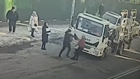 В центре Киева водитель избил эвакуаторщика. Фото: скриншот из видео