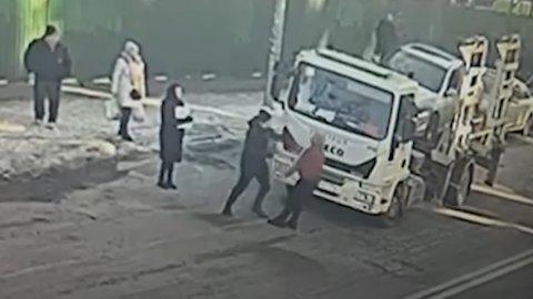 В центре Киева водитель избил эвакуаторщика. Фото: скриншот из видео