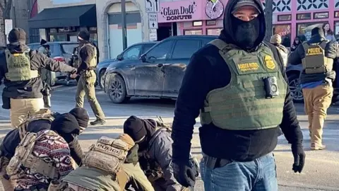 Федеральные агенты пытаются оказать помощь Алексу Претти после того, как его ранили в Миннеаполисе 24 января.