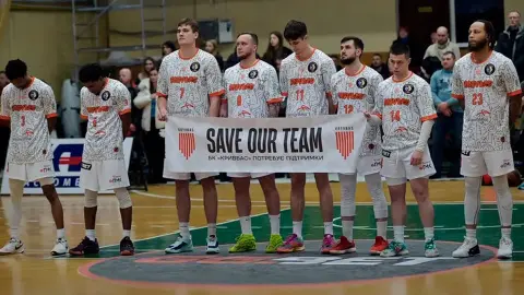 Игроки БК "Кривбасс" с баннером "Спасите нашу команду". Фото: instagram/bckryvbas