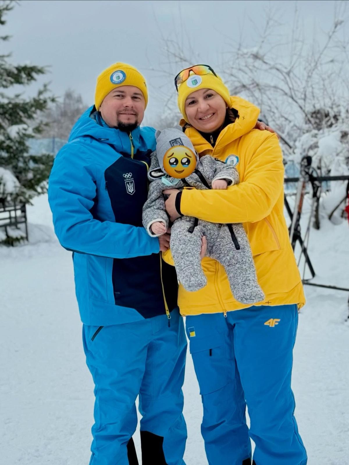 Олена Підгрушна з чоловіком та дитиною. Фото: instagram/pidhrushna_olenka