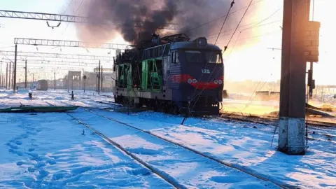 Горит локомотив из-за атаки РФ. Фото: facebook/Алексей Кулеба