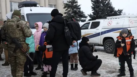 Эвакуация детей. Фото: Национальная полиция Украины.