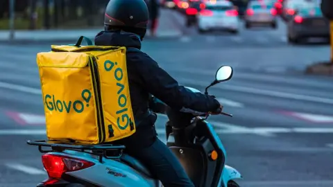 Курьер доставки Glovo