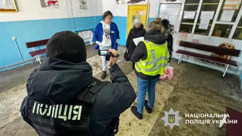 Задержание в ветеринарной клинике. Фото: Национальная полиция Украины.