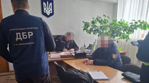 Вручение подозрения. Фото: ГБР