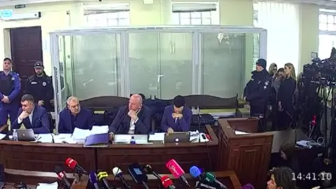Суд у справі Галущенка (сидить другий ліворуч). Фото: скріншот відео