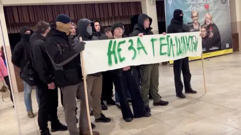 Протестующие против концерта Меловина