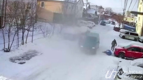 Бус ТЦК збив людину. Фото: скриншот з відео