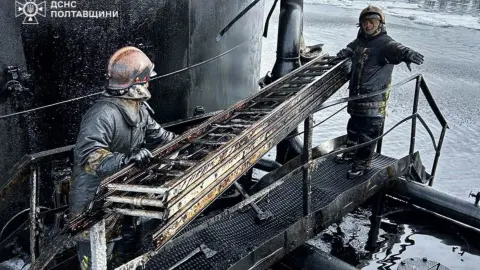 Спасатели тушат пожар на нефтяном объекте. Фото: ГСЧС