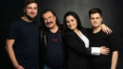 Степан Гига с детьми и внуком. Фото: instagram/stepan.giga_official