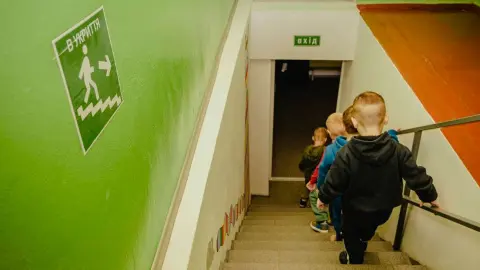 Дети идут в укрытие. Фото: t/mykola_lukashuk
